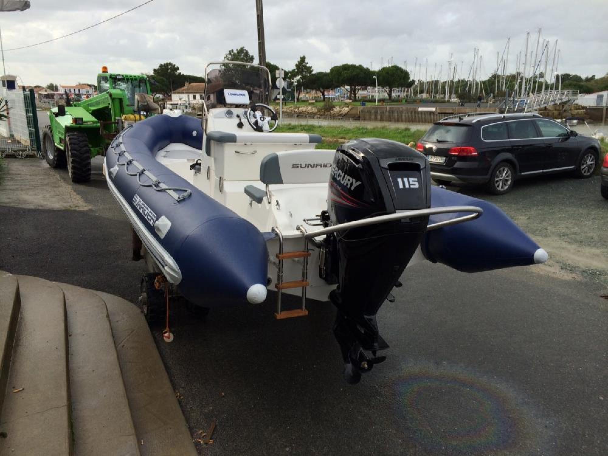 Lancement F 115 Mercury nouvelle génération à Boyardville (Ile d'Oléron) - Le chantier nautique de la Perrotine propose le lancement du Bombard Sunrider 650 de Monsieur M... équipé du nouveau Mercury 115 Cv 4 temps EFI - Actualités du Chantier Naval et Port à sec La Perrotine Ile d'Oléron (Charente Maritime)