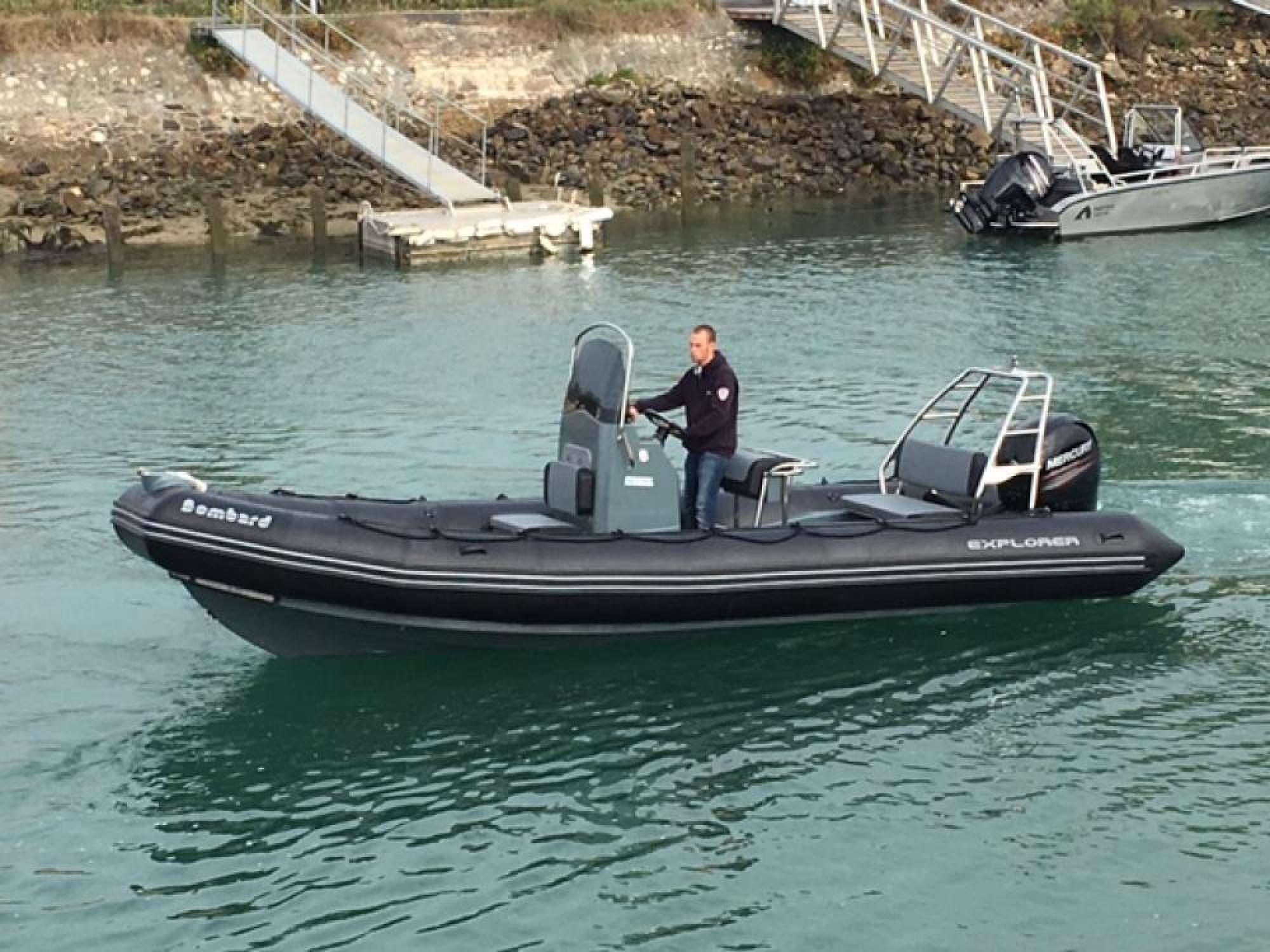 Bombard Explorer 6.90 à l'éssai  - Chantier Naval et Port à sec La Perrotine à Boyardville - Bombard Explorer 6.90 à l'éssai (Essai en mer à La Perrotine) - Chantier Naval et Port à sec La Perrotine - Actualités du Chantier Naval et Port à sec La Perrotine Ile d'Oléron (Charente Maritime)