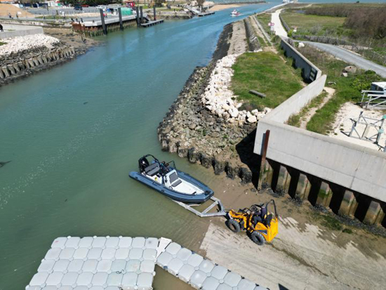 Port à sec Oléron : place de port Oléron, accastillage Oléron, permis bateau Oléron, entretien bateaux Oléron, vente bateaux Oléron, achat bateaux neufs et occasion Oléron, pompe à essence, support technique, parking, ponton privé ... 